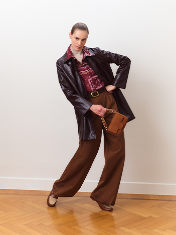 Pantalone ampio con pinces